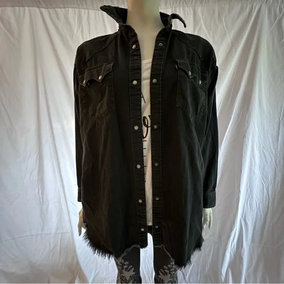 Genuine Levi's black denim shacket size S. Oversized. Distressed. Pearl snaps. - Picture 4 of 5